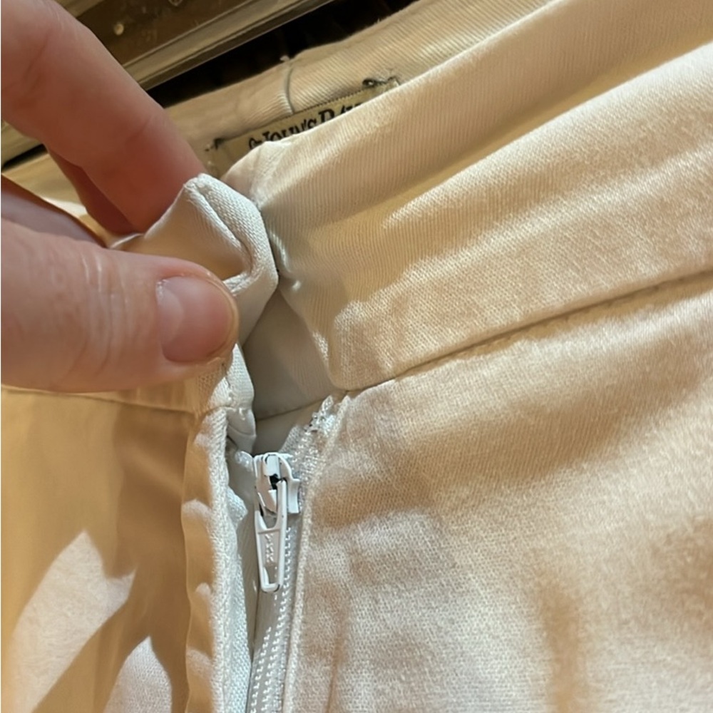 St. Johnโs Bay Ladies White Capris Sz 4 with Stretch - Picture 2 of 7